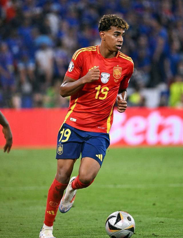 葡萄牙VS西班牙：欧国联决赛谁将问鼎？17岁新秀PK40岁C罗