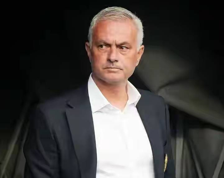 无耻！7次下课狂赚1亿违约金！穆帅3周投敌，这套路骗到本菲卡？